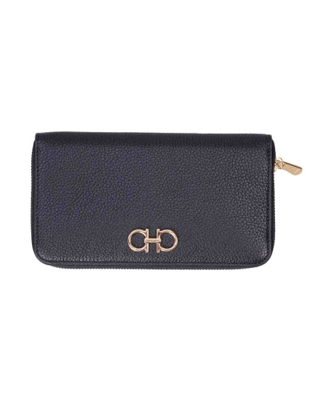 Shop SALVATORE FERRAGAMO  Portafoglio: Salvatore Ferragamo Gancini continental wallet, made of soft calfskin.
Decorated with Gancini buckle in antique gold finish on the front. Interior organized to hold banknotes, credit cards and documents thanks to the multiple compartments.
Back zip pocket for coins.
Dimensions: Height 10.5 cm Length 19 cm.
Composition: 100% calf leather.
Made in Italy.. 220405 758661-001